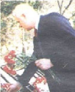 ABD Milletvekili Bakü’de Şehitler Hıyabanı’nda Rus tankları altında can veren Azerbaycan şehitleri mezarlarına tek tek karanfiller koyuyor.2