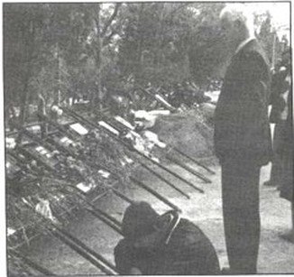 ABD Milletvekili Bakü’de Şehitler Hıyabanı’nda Rus tankları altında can veren Azerbaycan şehitleri mezarlarına tek tek karanfiller koyuyor.